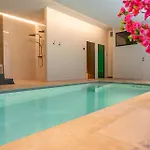 The Newport Included 3h Private Indoor Welnes & Use E-bikes