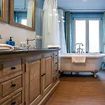 The Newport Included 3h Private Indoor Welnes & Use E-bikes 4*