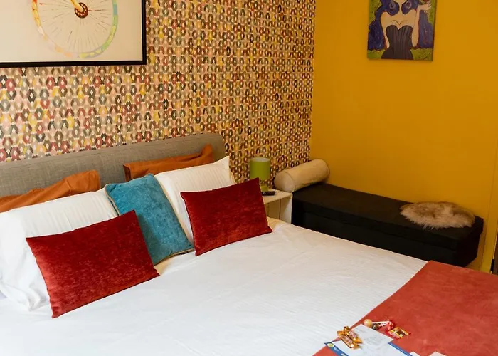 The Newport Included 3h Private Indoor Welnes & Use E-bikes 4*